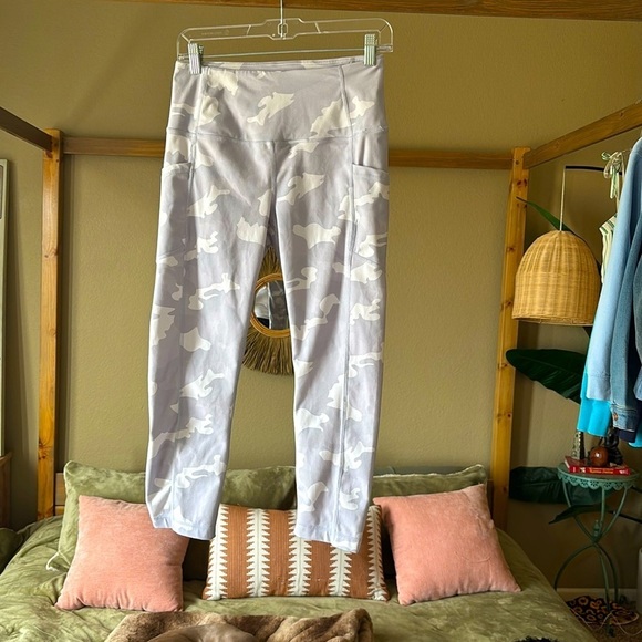 White camo high waist, Capri leggings by Yogolicious – M - Picture 2 of 6